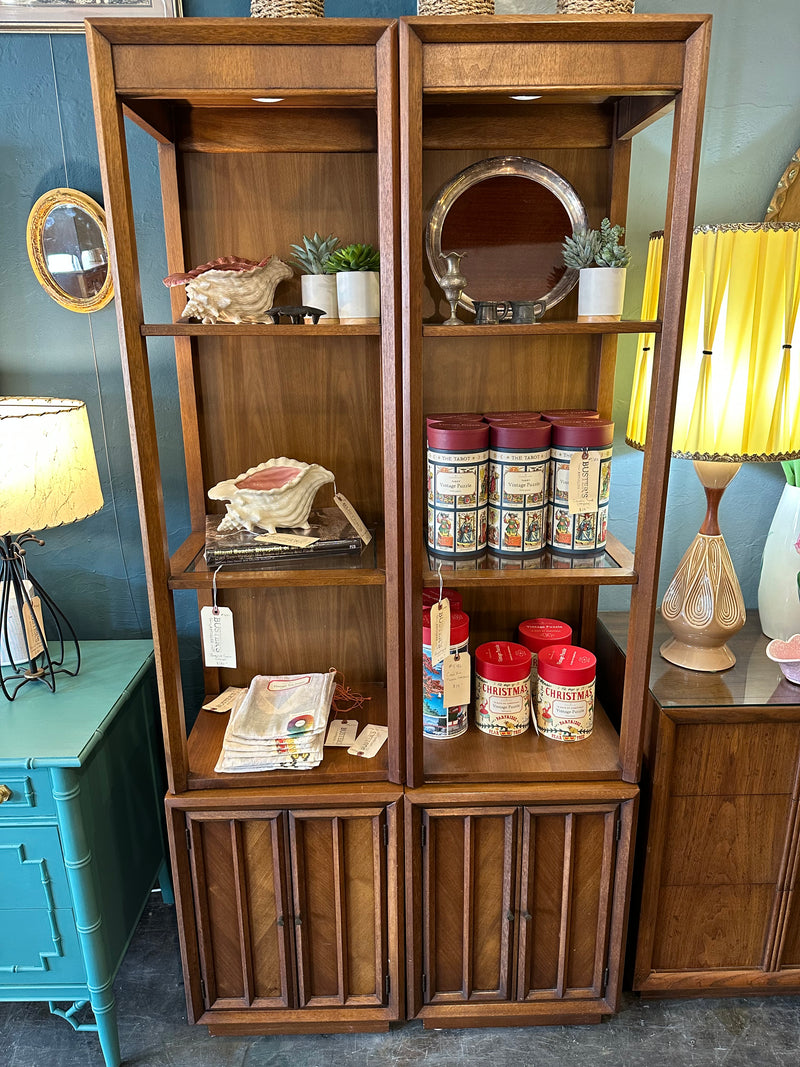 Broyhill Curio Cabinet with Glass Shelves